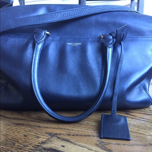 Saint Laurent Handbags - Saint Laurent Duffle 6 bag in black